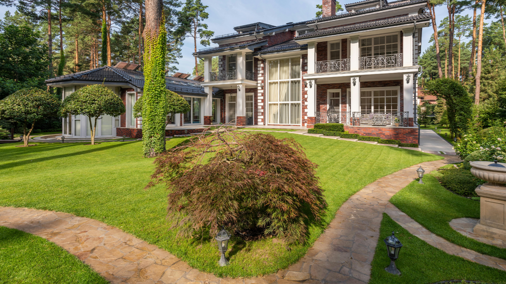 How to Get a Lush, Green Lawn Year-Round
